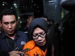 eni-maulani-saragih-kenakan-rompi-tahanan_20180714_223822.jpg