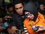 eni-maulani-saragih-kenakan-rompi-tahanan_20180714_230148.jpg