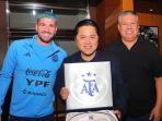 erick-thohir-dan-dibu-martinez-berfoto-bersama-presiden-afa.jpg
