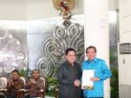 erick-thohir-kiri-dan-managing-director-sinar-mas-g-sulistiyanto-kanan_20171206_225953.jpg