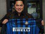 erick-thohir-memegang-jersey-inter-milan.jpg
