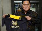 erick-thohir-memegang-jersey-oxford-united.jpg