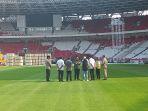 erick-thohir-saat-diwawancarai-usai-meninjau-rumput-stadion-utama-gelora-bk.jpg