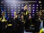 erick-thohir-saat-foto-bersama-trophy-raihan-tim-sm.jpg