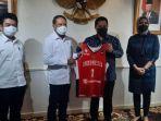 erick-thohir-saat-memberikan-jersey-timnas-basket-indonesia.jpg