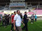 erick-thohir-zainudin-amali-tengah-bersama-gibran-rakabuming-raka-meninjau-stadion-manahan.jpg