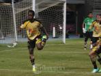 erick-weeks-lewis-mengangkat-kaki_20150113_102908.jpg