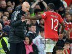 erik-ten-hag-berbicara-dengan-bek-manchester-united-asal-belanda-tyrell-malacia.jpg