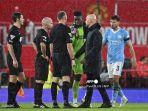 erik-ten-hag-bicara-dengan-wasit.jpg