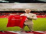 erik-ten-hag-memegang-jersey-manchester-united-di-old-trafford.jpg