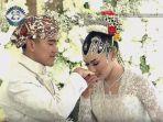 erina-gudono-cium-tangan-suaminya-kaesang-pangarep.jpg