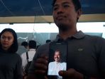 erisco-menunjukkan-foto-sang-ayah-herwinoko-yang-menjadi-salah-satu_20181031_090342.jpg