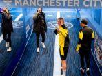erling-haaland-berfoto-di-lorong-masuk-lapangan-markas-manchester-city.jpg