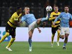 erling-haaland-dan-camara-berebut-bola.jpg