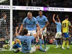 erling-haaland-tengah-datang-untuk-merayakan-dengan-john-stones.jpg