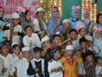 erna-santoso-berlebaran-anak-yatim-bareng-70-anak-yatim-al-furqaan-cikeas_20171001_191750.jpg