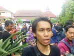 eross-candra-saat-ditemui-media-usai-pemakaman-almarhum-bani-seventeenjpg.jpg