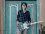 eross-sheila-o-7-lelang-gitar.jpg