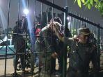 ersonel-satpol-pp-jakarta-timur-saat-melakukan-penyisiran-di-hutan-kota-uki-cawang.jpg