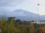 erupsi-menurun-status-gunung-batujari-tetap-waspada_20160929_152828.jpg