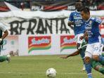 erwin-ramdani-kanan-berhasil-melewati-pemain-persebaya.jpg