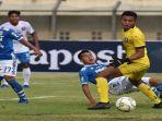 erwin-ramdani-mencetak-gol-memanfaatkan-kemelut-di-depan-gawang-arema-fc.jpg