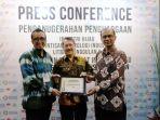 erwin-sudharma-wakil-kepala-divisi-bogasari-bersama-donald-wisbar.jpg