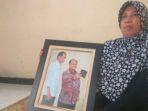ery-saptini-54-menunjukkan-foto-almarhum-sutopo-purwo-nugroho.jpg