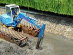 eskavator-di-kali-gresik-jakarta-pusat.jpg