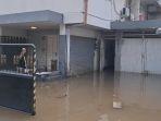 Pukul 10.45: Banjir Masih Terjadi di Sekitar Puskesmas Mampang Akibat Tanggul Kali Krukut Jebol