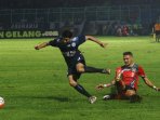 esteban-vizcarr-berebut-bola-dengan-syamsir-alam_20160502_125405.jpg