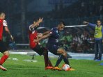 esteban-vizcarr-berebut-bola-dengan-syamsir-alam_20160502_125442.jpg