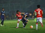 esteban-vizcarra-berebut-bola-dengan-fadhil_20160809_104827.jpg