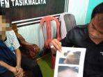 etua-kpaid-kabupaten-tasikmalaya-ato-rinanto-memperlihatkan-gambarjpg.jpg
