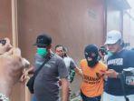 etugas-menggiring-rahmadsyah-30-tersangka-kasus-pembunuhan-2.jpg