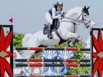 euclia-purnama-saat-beraksi-menunggangi-kudanya-pada-nomor-show-jumping.jpg