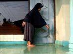 euis-saat-menunjukan-tempat-bayi-dalam-kardus-disimpan.jpg