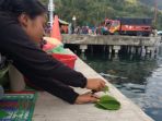 eva-kristiani-nainggolan-anak-dari-maria-munthe-meletakkan-daun-sirih-di_20180622_162747.jpg