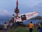 evakuasi-badan-pesawat-maf-dari-danau-sentani.jpg