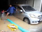 evakuasi-banjir-kemang_20160828_152129.jpg