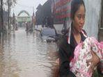 evakuasi-bayi-terjebak-banjir-di-perumahan-pgp-bekasi.jpg