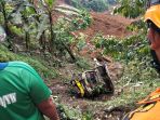 evakuasi-dua-kendaraan-roda-empat-terdampak-gempa-bumi-cianjur_20221123_175519.jpg