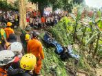 evakuasi-dua-kendaraan-roda-empat-terdampak-gempa-bumi-cianjur_20221123_175803.jpg