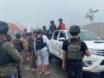 evakuasi-jasad-pegawai-bank-papua-korban-penembakan.jpg