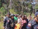 evakuasi-jenazah-michelle-kurisi-doga-aktivis-papua.jpg