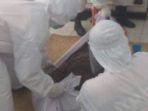 evakuasi-jenazah-perempuan-di-salah-satu-kantor-di-denpasar.jpg