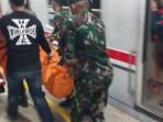 Petugas Gabungan Angkut Kantong Jenazah dari Gerbong KRL Khusus Wanita