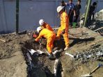 evakuasi-korban-bangunan-ambruk_20171015_063122.jpg
