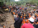 evakuasi-korban-banjir-bandang-grabag_20170430_182623.jpg