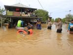 evakuasi-korban-banjir-di-bantaran-sungai-tuan-kalsel_20210117_204651.jpg